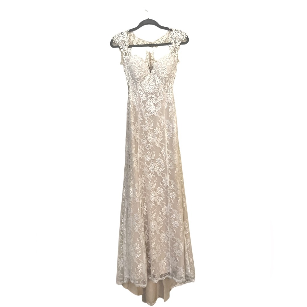 Destination Romance sweetheart neckline w/ sheath silhouette
Color: Ivory